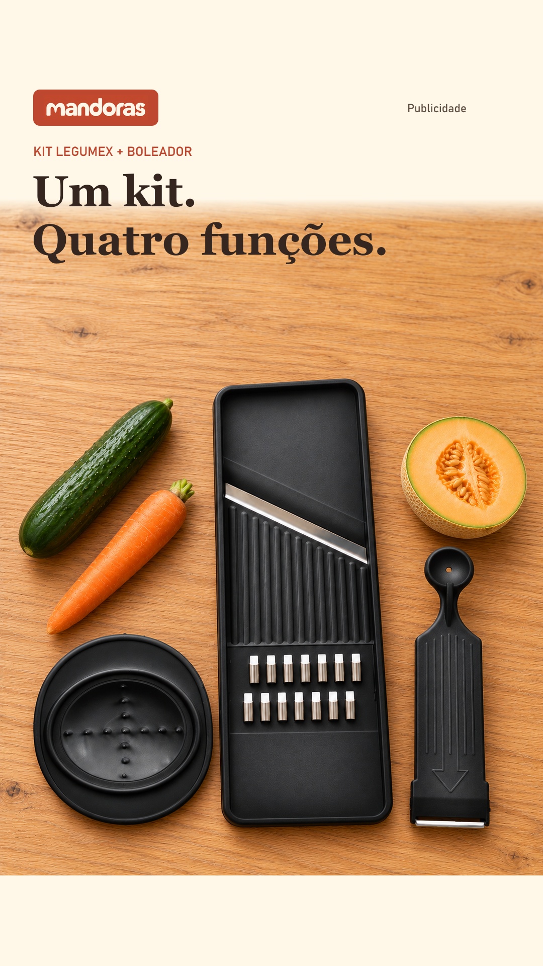 Kit preto com fatiador e ralador, apoio redondo e utensílio duplo ao lado de legumes e melão