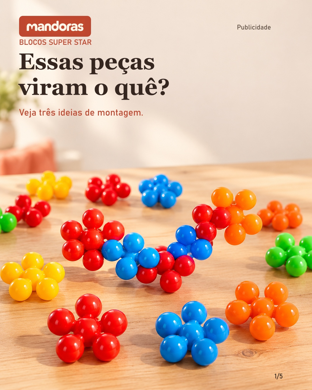 Peças coloridas dos blocos Super Star em uma composição sobre a mesa
