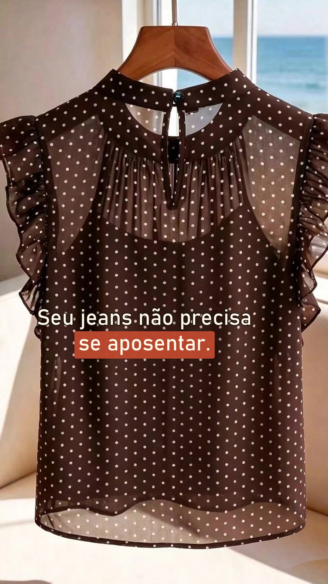 Blusa castanha de poá com gola alta e babados nos ombros no Reel da Mandoras